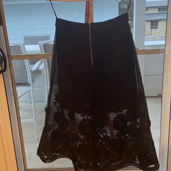 Sheike stunning formal black skirt , mini under a full stiff detailed lace - Picture 6 of 6
